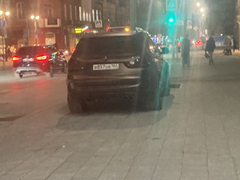 Автохам на немецкой иномарке припарковался на тротуаре в центре Саратова