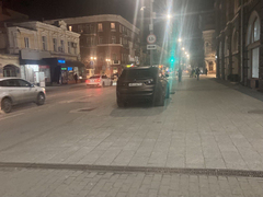Автохам на немецкой иномарке припарковался на тротуаре в центре Саратова