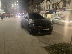 Автохам на немецкой иномарке припарковался на тротуаре в центре Саратова
