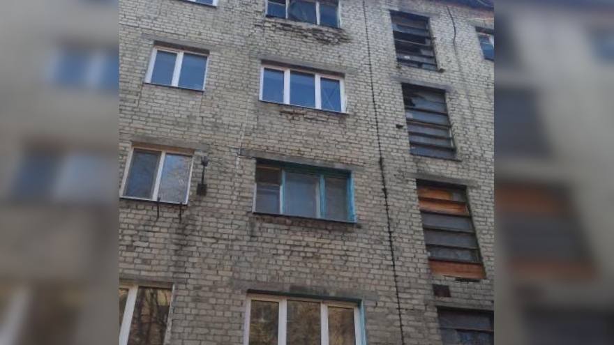 Скоро кого-нибудь убьет: жители Заводского района пожаловались на дом, с которого падают кирпичи