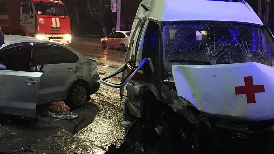 Автокатастрофа с машиной скорой помощи в Саратове: в минздраве пообещали матпомощь семье погибшего водителя