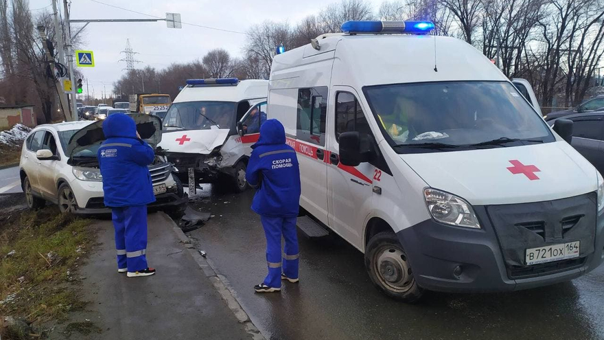 В Саратове скорая помощь попала в аварию: травмы получили фельдшеры, пациент и женщина-водитель