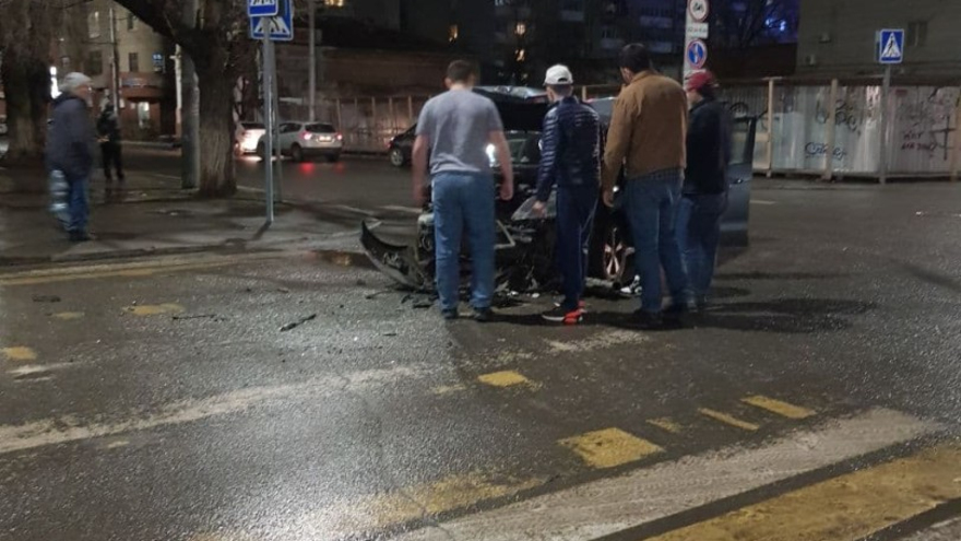 Очевидцы: около дома трезвости в Саратове разбились две легковушки 