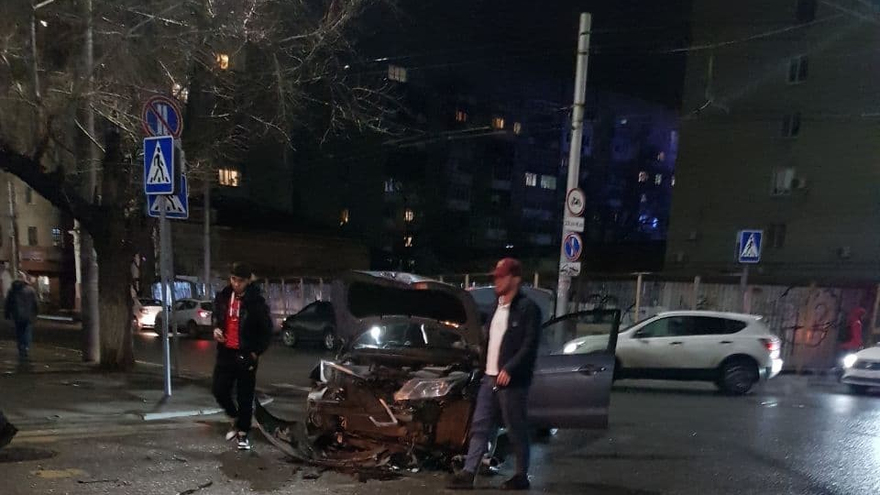 Очевидцы: около дома трезвости в Саратове разбились две легковушки 