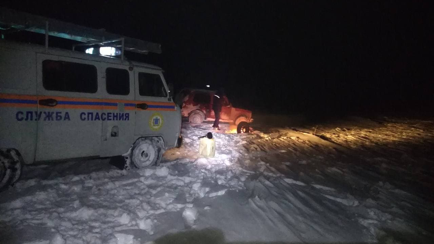В полях под Ершовом потерялись четверо взрослых и три ребенка: замерзающим потребовалась помощь спасателей