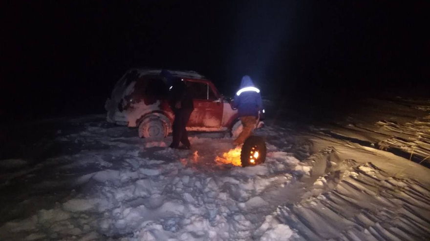 В полях под Ершовом потерялись четверо взрослых и три ребенка: замерзающим потребовалась помощь спасателей