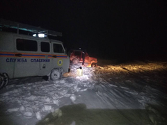 В полях под Ершовом потерялись четверо взрослых и три ребенка: замерзающим потребовалась помощь спасателей