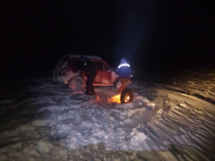 В полях под Ершовом потерялись четверо взрослых и три ребенка: замерзающим потребовалась помощь спасателей