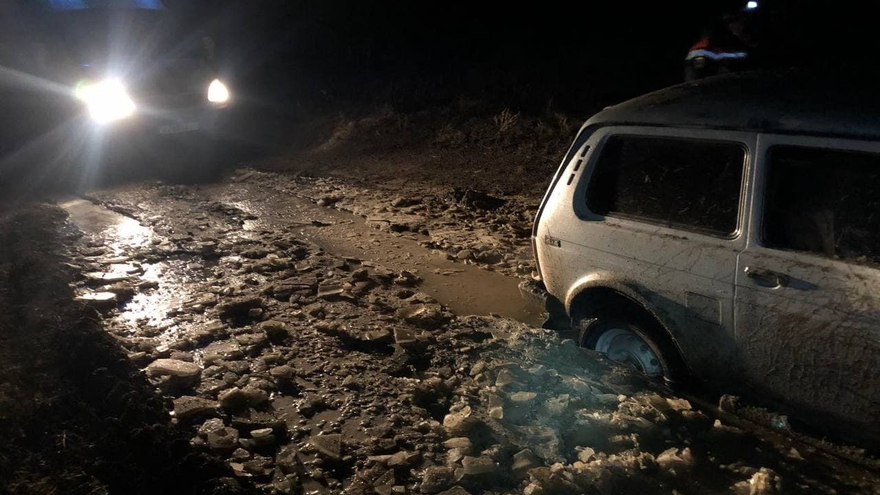 Спасатели не дали замерзнуть мужчинам, застрявшим в поле на Ниве