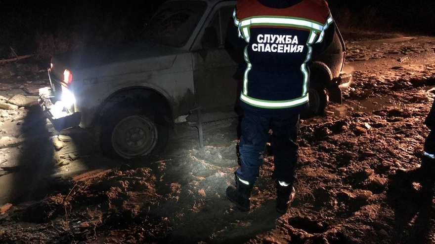 Спасатели не дали замерзнуть мужчинам, застрявшим в поле на Ниве