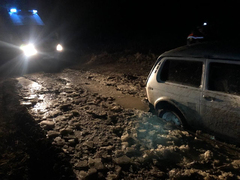 Спасатели не дали замерзнуть мужчинам, застрявшим в поле на Ниве