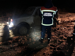 Спасатели не дали замерзнуть мужчинам, застрявшим в поле на Ниве