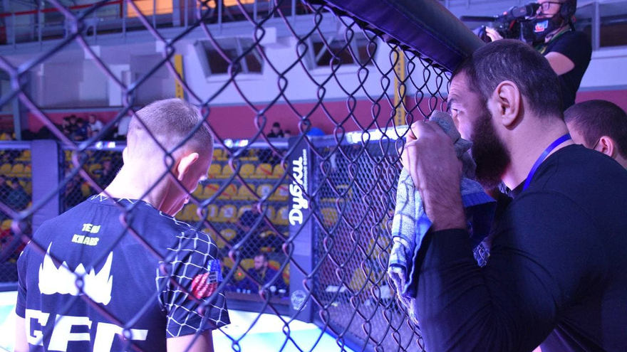 Агрессивный спорт для мужчин: в Саратове устроили турнир по MMA