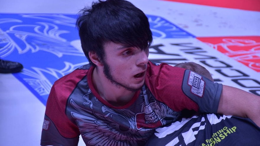 Агрессивный спорт для мужчин: в Саратове устроили турнир по MMA