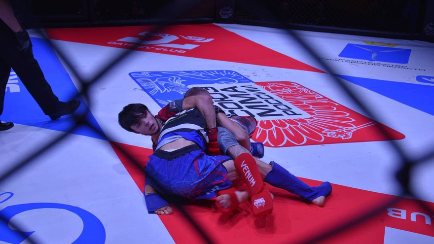 Агрессивный спорт для мужчин: в Саратове устроили турнир по MMA