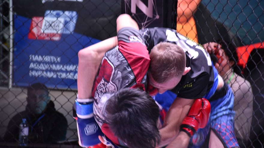 Агрессивный спорт для мужчин: в Саратове устроили турнир по MMA