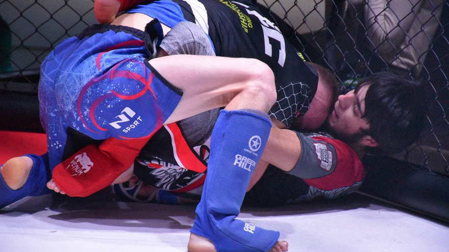 Агрессивный спорт для мужчин: в Саратове устроили турнир по MMA