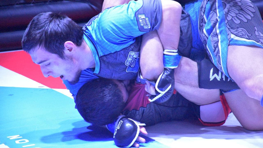 Агрессивный спорт для мужчин: в Саратове устроили турнир по MMA