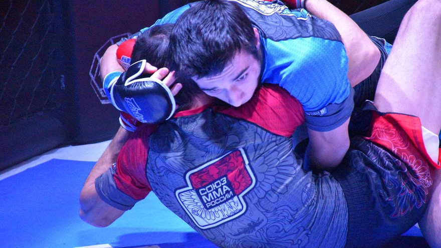 Агрессивный спорт для мужчин: в Саратове устроили турнир по MMA