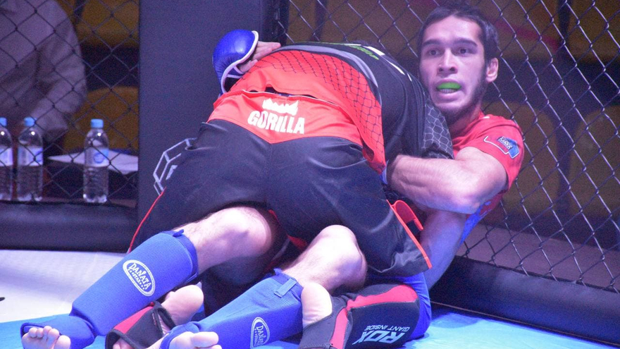 Агрессивный спорт для мужчин: в Саратове устроили турнир по MMA