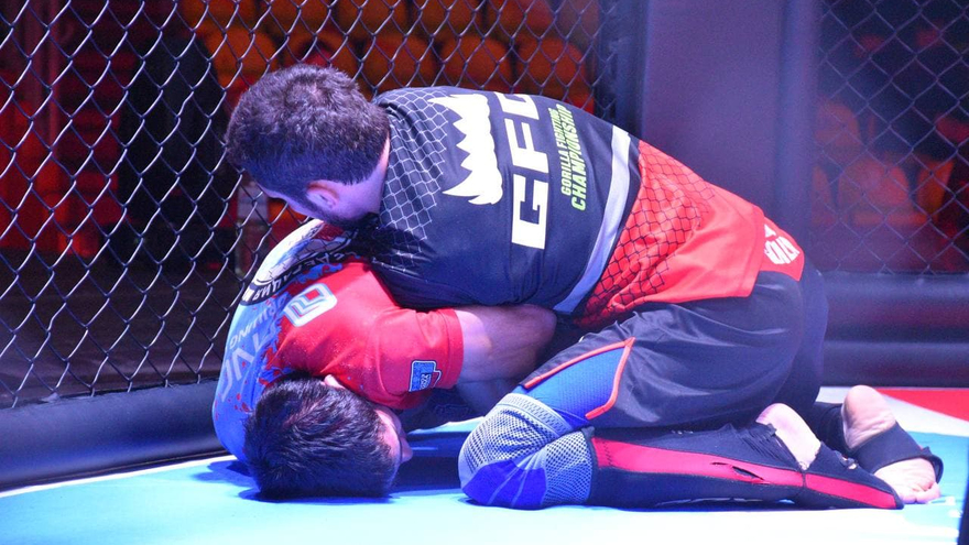 Агрессивный спорт для мужчин: в Саратове устроили турнир по MMA