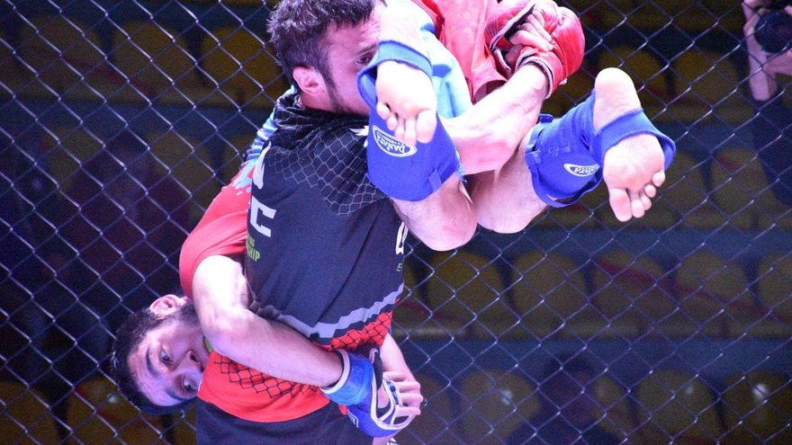 Агрессивный спорт для мужчин: в Саратове устроили турнир по MMA
