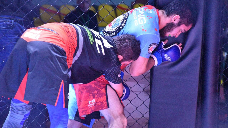 Агрессивный спорт для мужчин: в Саратове устроили турнир по MMA