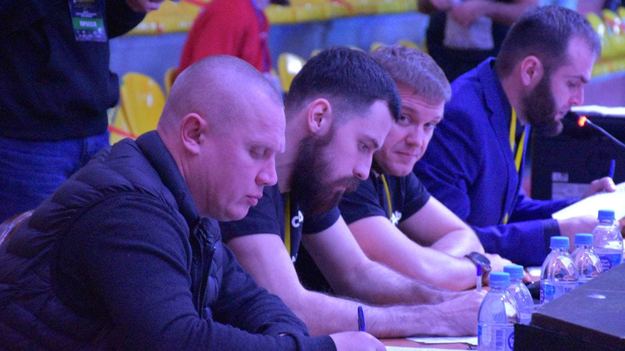Агрессивный спорт для мужчин: в Саратове устроили турнир по MMA