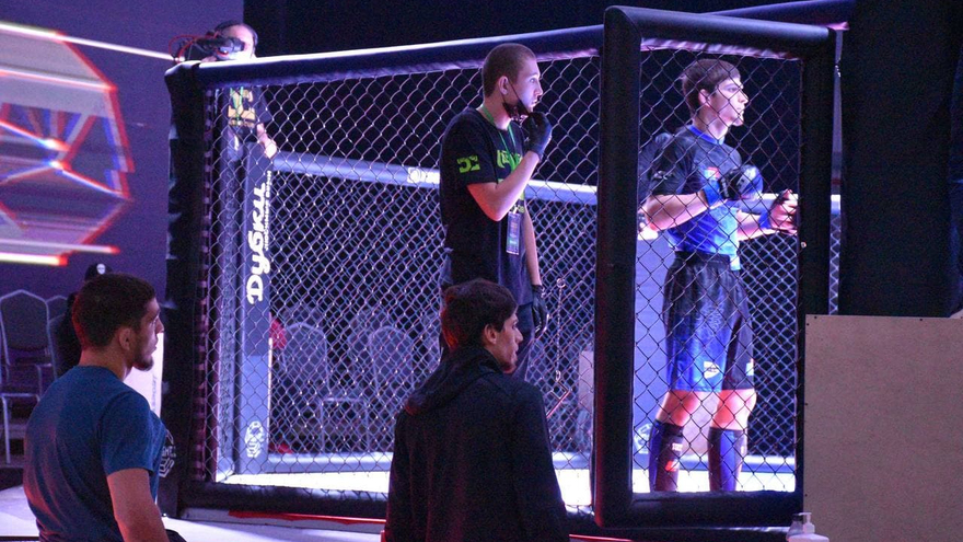 Агрессивный спорт для мужчин: в Саратове устроили турнир по MMA
