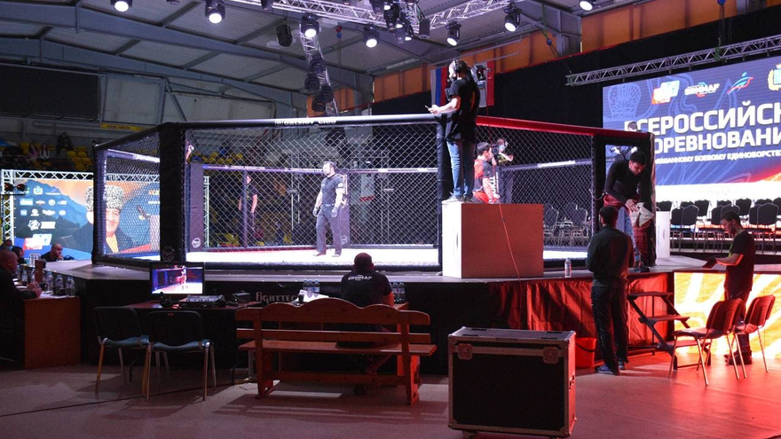 Агрессивный спорт для мужчин: в Саратове устроили турнир по MMA