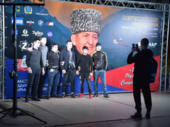 Агрессивный спорт для мужчин: в Саратове устроили турнир по MMA