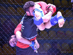 Агрессивный спорт для мужчин: в Саратове устроили турнир по MMA