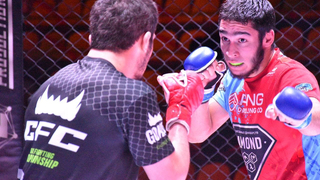 Агрессивный спорт для мужчин: в Саратове устроили турнир по MMA