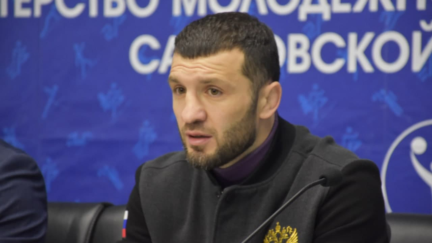 Уехал на свадьбу: на саратовском турнире по MMA ждали блогера-карлика Хасбика