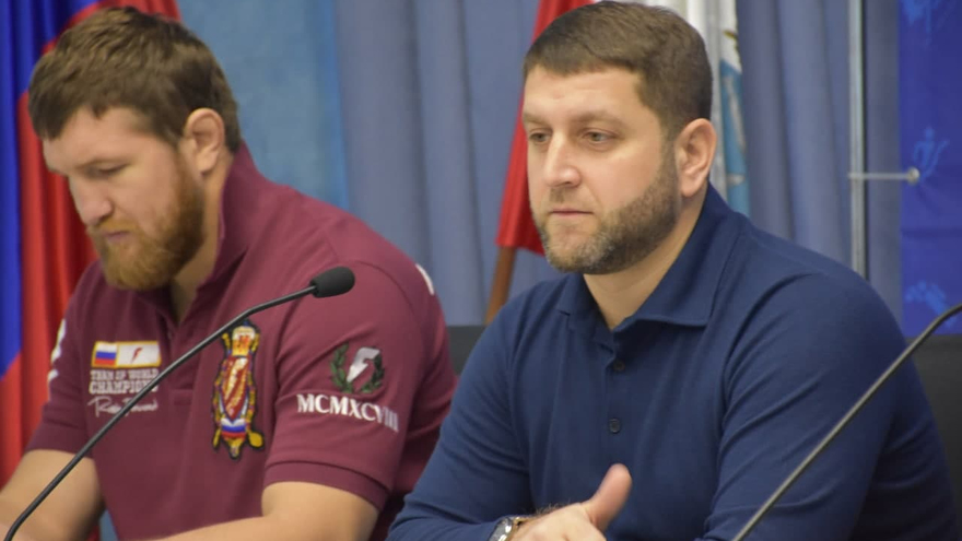 Уехал на свадьбу: на саратовском турнире по MMA ждали блогера-карлика Хасбика