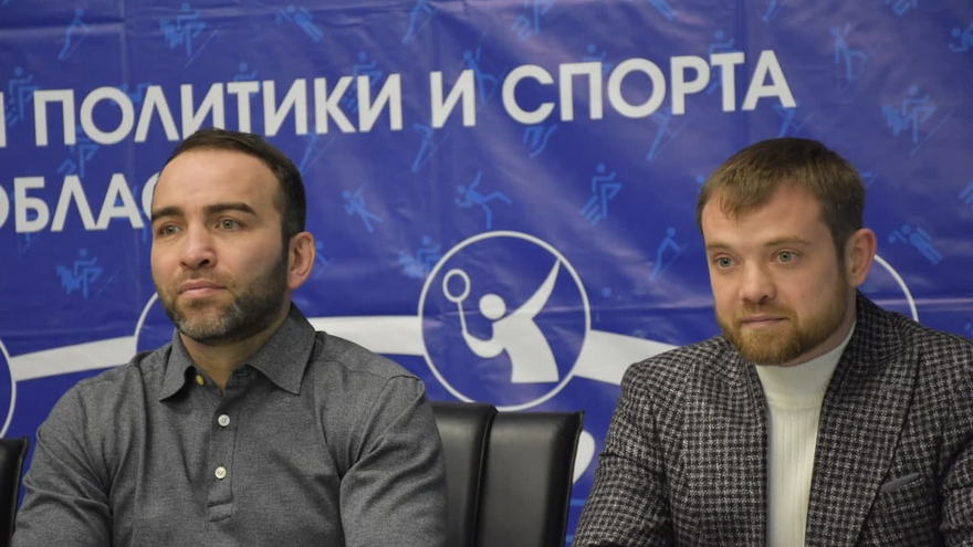 Уехал на свадьбу: на саратовском турнире по MMA ждали блогера-карлика Хасбика