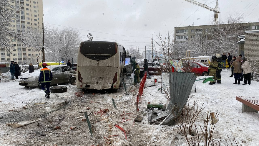 В Саратове автобус с отказавшими тормозами слетел с горы: пострадали 6 человек