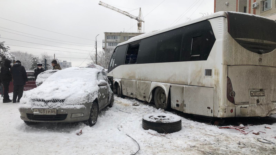 ДТП с автобусом в Саратове: разбиты 7 машин, число пострадавших выросло до 8