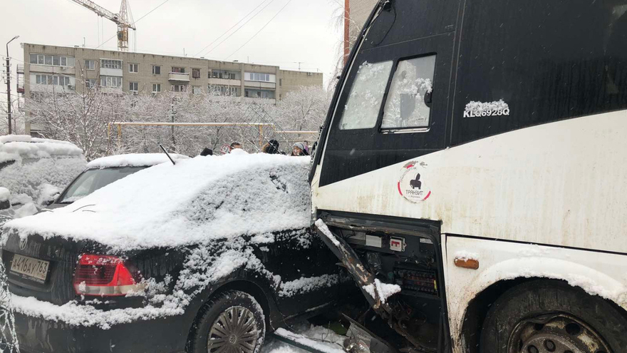 ДТП с автобусом в Саратове: разбиты 7 машин, число пострадавших выросло до 8