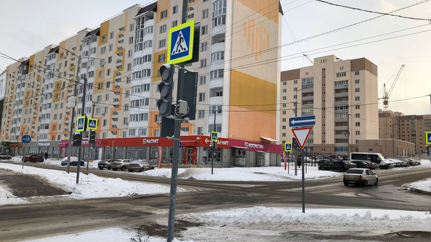 В Саратове не работают светофоры на Бульваре Героев Отечества: местные жители переживают за детей, пенсионеров и матерей с колясками