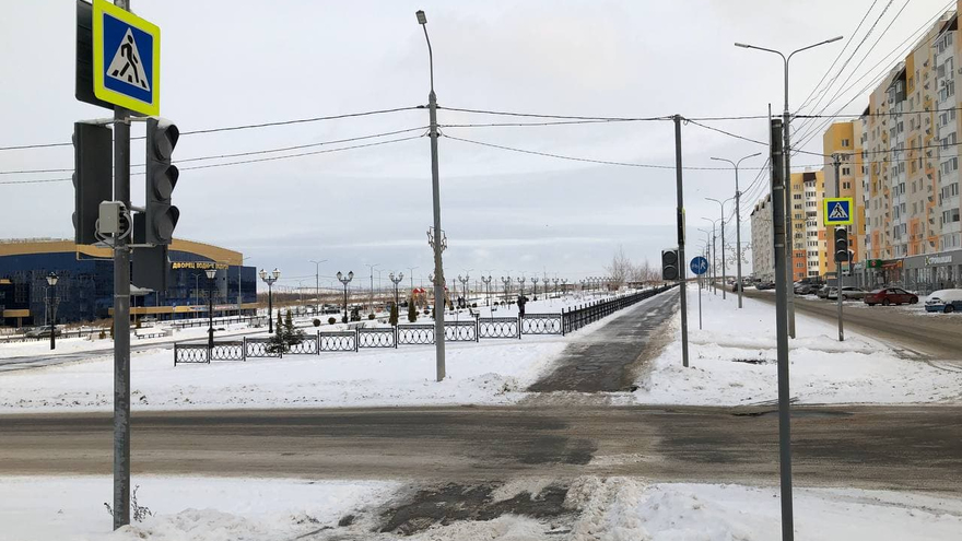 В Саратове не работают светофоры на Бульваре Героев Отечества: местные жители переживают за детей, пенсионеров и матерей с колясками