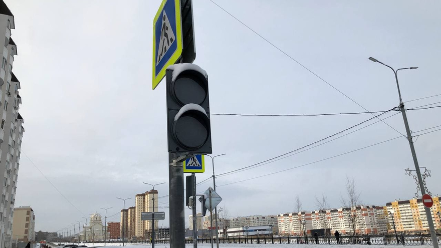В Саратове не работают светофоры на Бульваре Героев Отечества: местные жители переживают за детей, пенсионеров и матерей с колясками