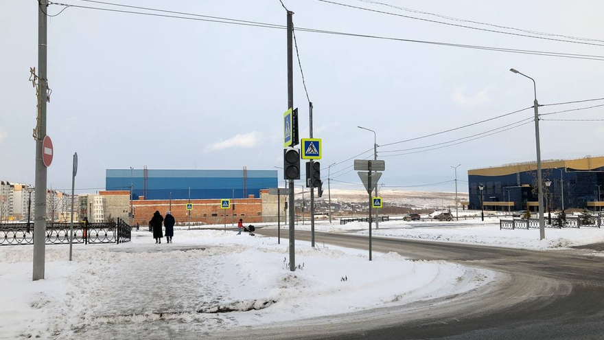 В Саратове не работают светофоры на Бульваре Героев Отечества: местные жители переживают за детей, пенсионеров и матерей с колясками