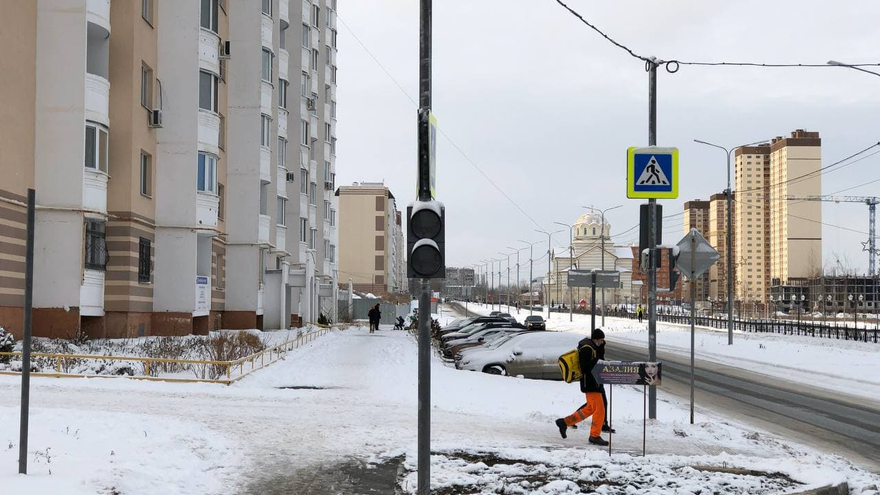 В Саратове не работают светофоры на Бульваре Героев Отечества: местные жители переживают за детей, пенсионеров и матерей с колясками