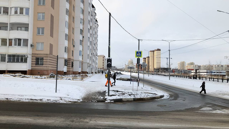 В Саратове не работают светофоры на Бульваре Героев Отечества: местные жители переживают за детей, пенсионеров и матерей с колясками