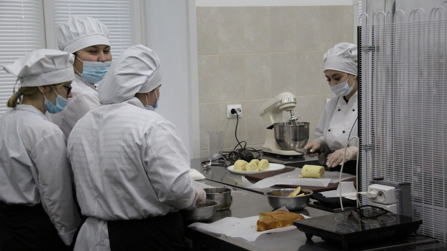 Саратовский губернатор угостился пирожками и пообещал помочь найти работу студентам
