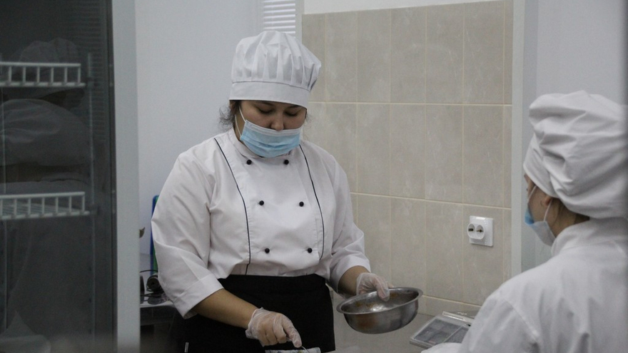 Саратовский губернатор угостился пирожками и пообещал помочь найти работу студентам