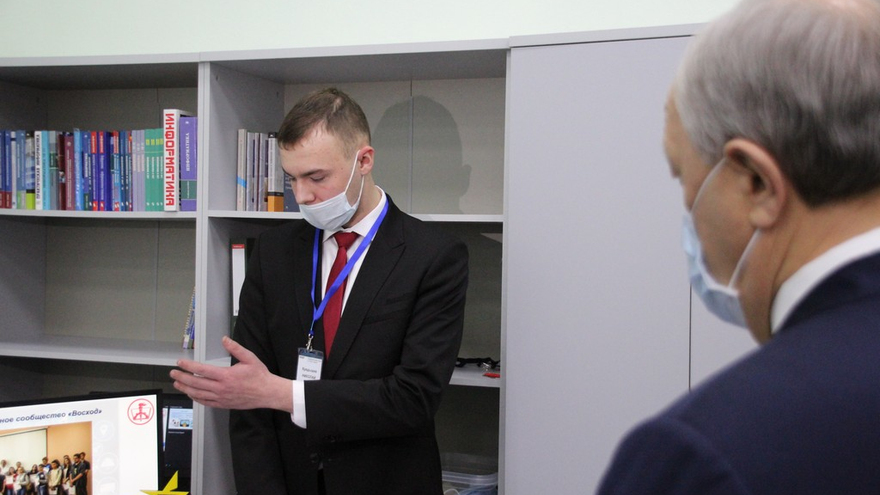 Саратовский губернатор угостился пирожками и пообещал помочь найти работу студентам