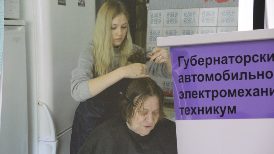Саратовский губернатор угостился пирожками и пообещал помочь найти работу студентам