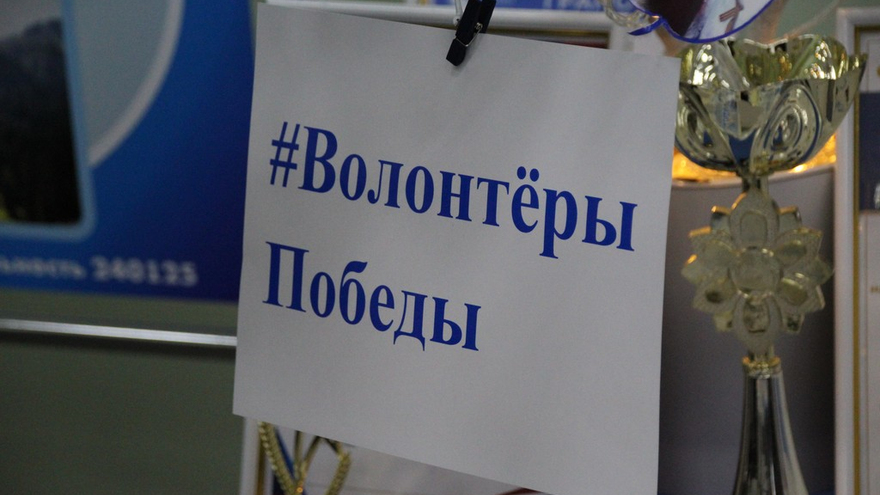 Саратовский губернатор угостился пирожками и пообещал помочь найти работу студентам